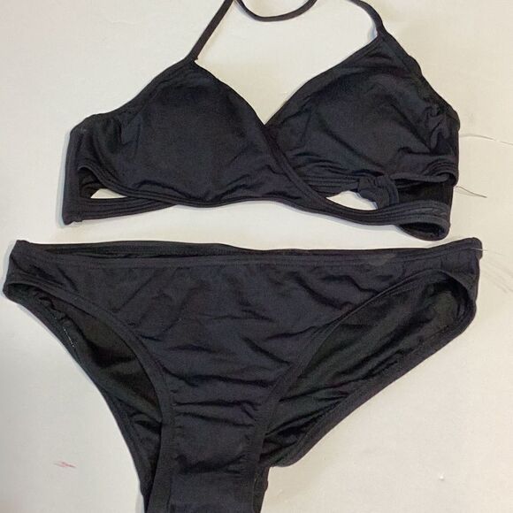 New. Vince Camuto black wrap and ruched bikini set. Normally $112 - Picture 9 of 10